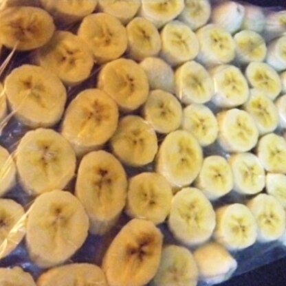 夏のバナナはやはり冷凍がスタンダード(｀・ω・´)！
そうとしか思えない暑さですよね・・ｗ
速攻食べ切る予感がします～☆